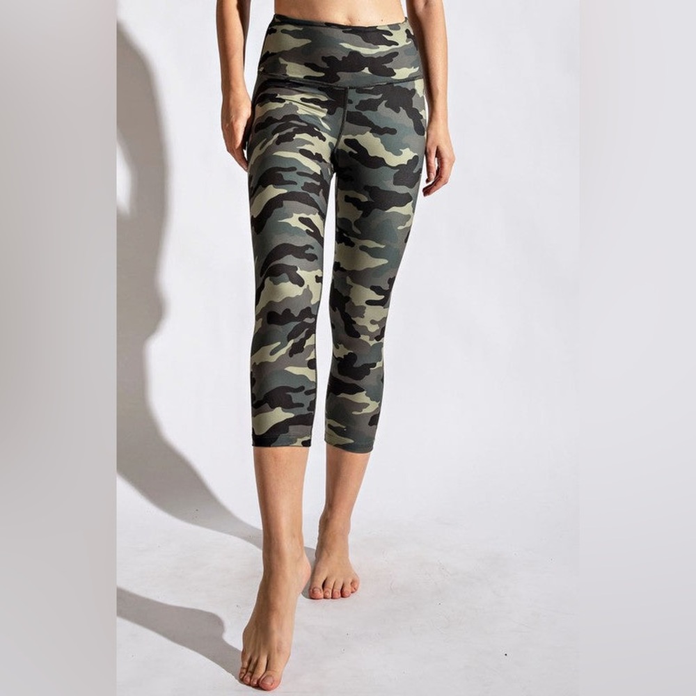 CAMO PRINT CAPRI LEGGINGS